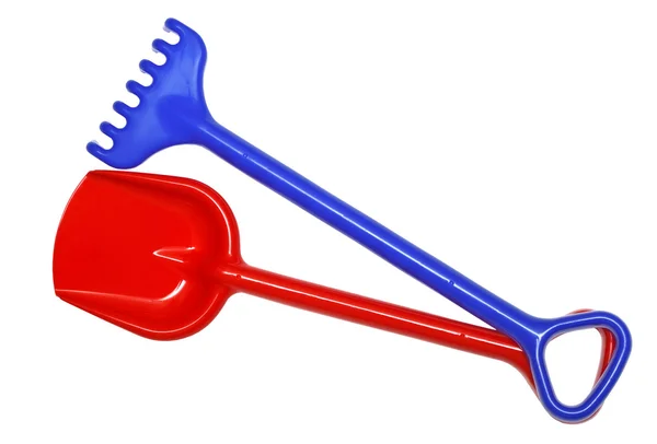 Blauwe plastic speelgoed hark en rode plastic speelgoed schop, geïsoleerd op een — Stockfoto