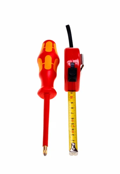 붉은 드라이버와 빨간 테이프에 고립 된 흰색 backgro 측정 — 스톡 사진