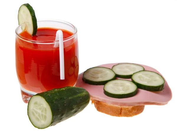 Un bicchiere di succo di pomodoro e panino salsiccia isolato su b bianco — Foto Stock