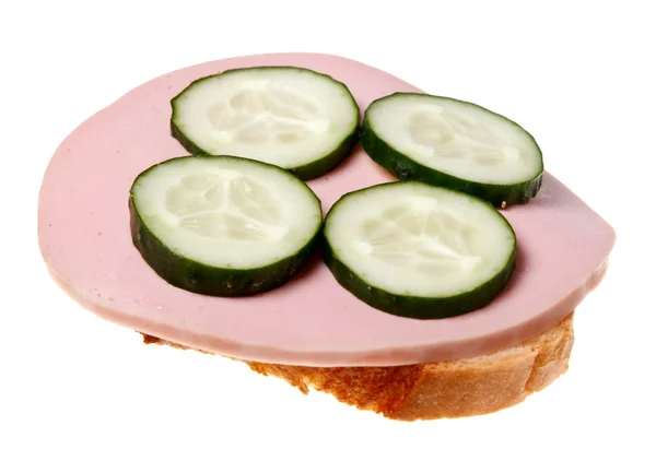 Sanduíche com salsicha e pepino isolado em um backgroun branco — Fotografia de Stock