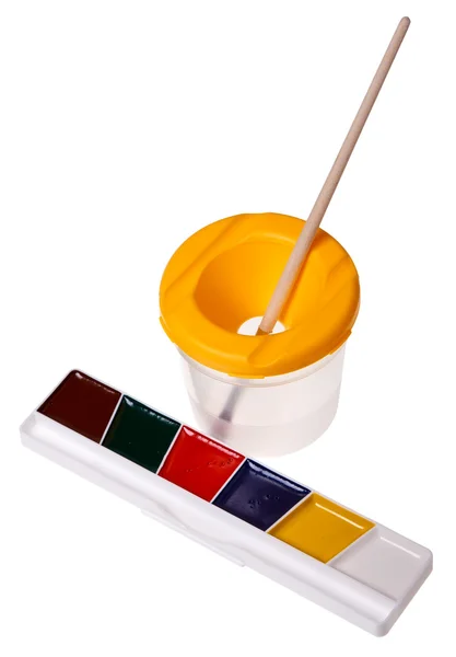 Aquarela para crianças tintas e pincéis isolados em um bac branco — Fotografia de Stock