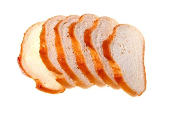 Ein Laib Brot in Scheiben geschnitten isoliert auf weißem Hintergrund. — Stockfoto