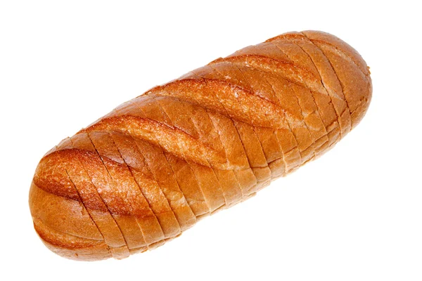 Beyaz bir arka plan üzerinde izole bir somun ekmek dilimlenmiş.