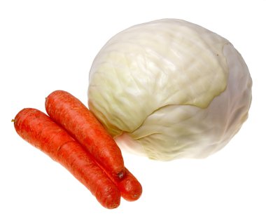 Beyaz arka planda lahana ve havuç izole edilmiş..
