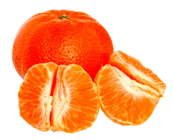 Naranja mandarina fresca aislada sobre un fondo blanco . — Foto de Stock