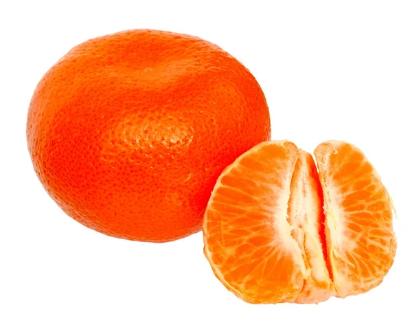 Laranja mandarina fresca isolada sobre um fundo branco . — Fotografia de Stock