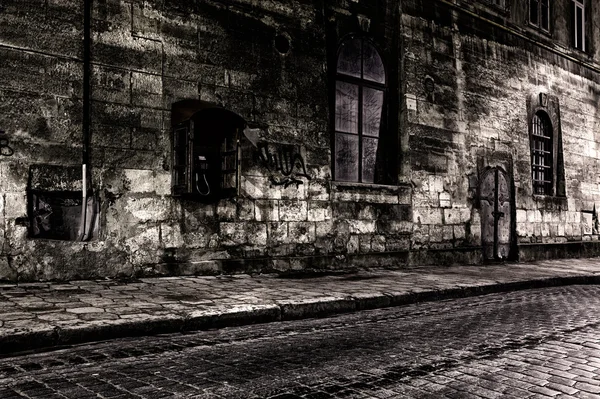 Donkere straat 's nachts Stockfoto