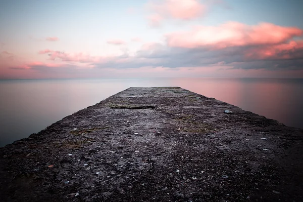 잔잔한 바다는 부두 석양 — 스톡 사진
