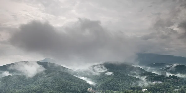 Sis ve bulut dağ vadisi manzarası — Stok fotoğraf