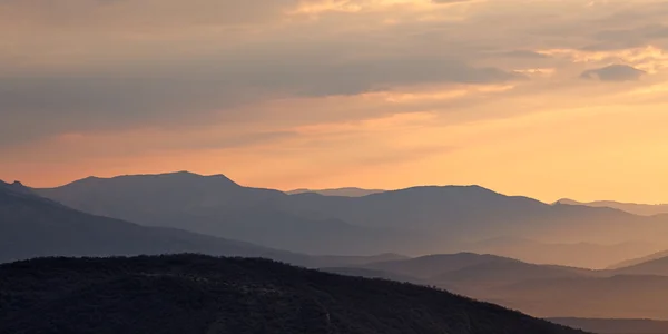 Схід сонця в гірській долині — стокове фото