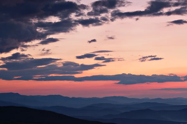 Схід сонця в гірській долині — стокове фото