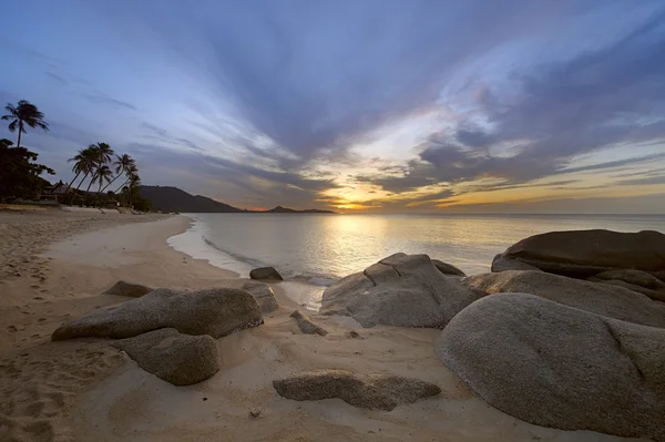 Sunrise at rocky coast of Lamai beach — Stock Photo, Image