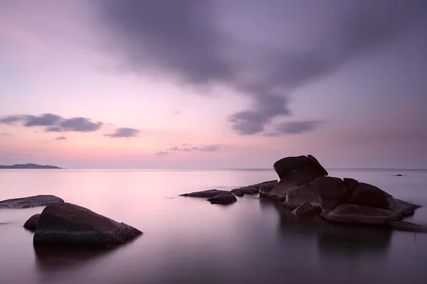 Zonsopgang op de rotsachtige kust van lamai beach — Stockfoto
