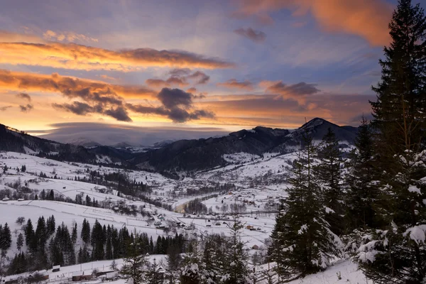Winter mountain cloudy sunset — Stock Photo, Image