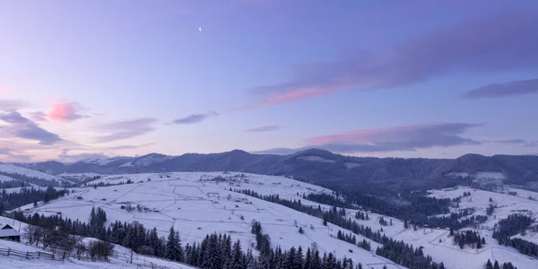 Paisaje de montaña de invierno al amanecer — Foto de Stock