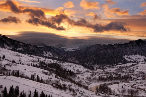 Pôr-do-sol nublado nas montanhas dos Cárpatos — Fotografia de Stock