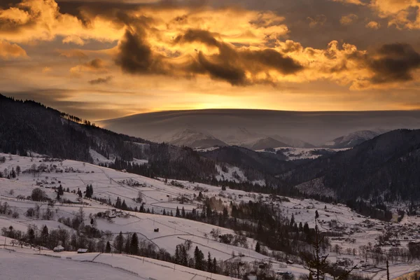 Overskyet solnedgang i Karpatene – stockfoto