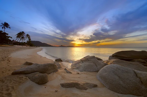Lever de soleil sur la côte rocheuse de la plage de Lamai — Photo