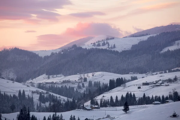 Zonsopgang bij de berg winterlandschap — Stockfoto