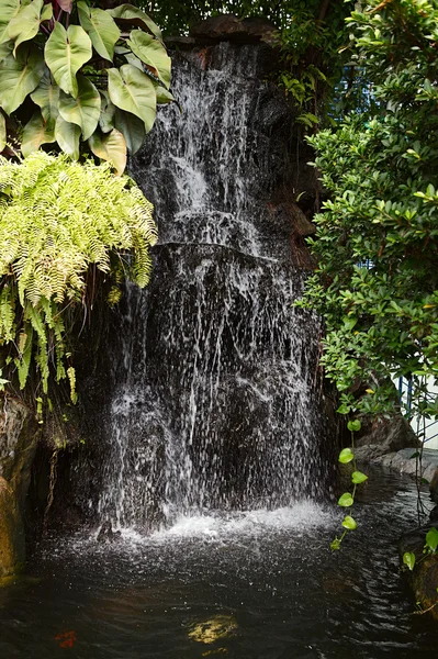 Zahradní vodopád — Stock fotografie