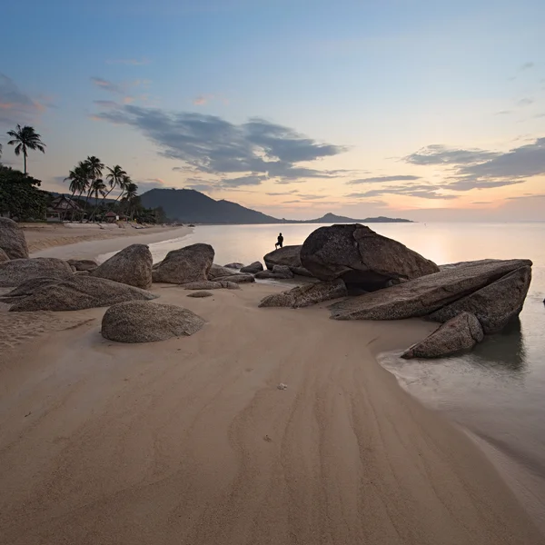 Lever de soleil sur la côte rocheuse de la plage de Lamai — Photo
