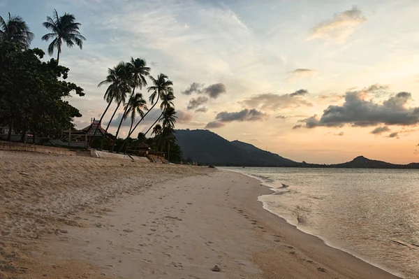 Spiaggia tropicale sull'oceano all'alba nuvolosa — Foto Stock