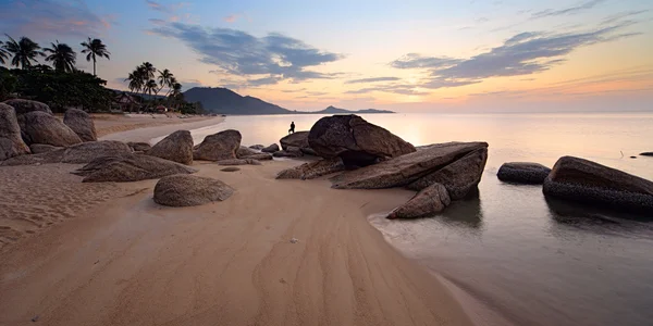 岩质海岸的拉迈海滩看日出 — 图库照片