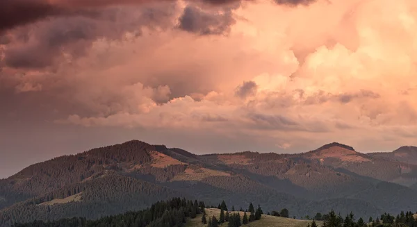Bellissimo tramonto di montagna — Foto Stock