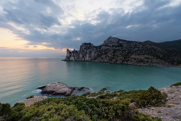 Twilight Saat üzerinde kayalık sahilleri, Karadeniz — Stok fotoğraf