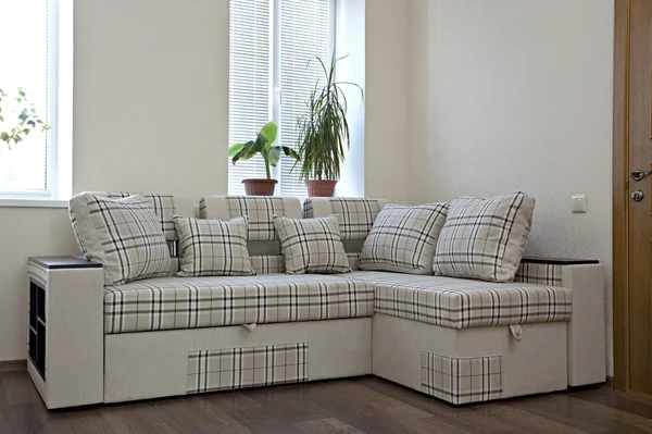 Vardagsrum med stor soffa — Stockfoto