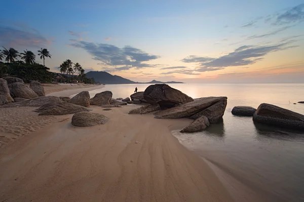岩质海岸的拉迈海滩看日出 — 图库照片