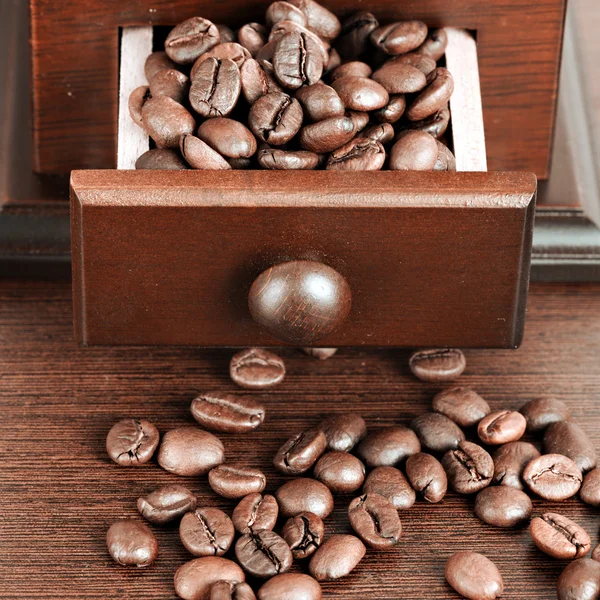 Molinillo de café con granos de café —  Fotos de Stock