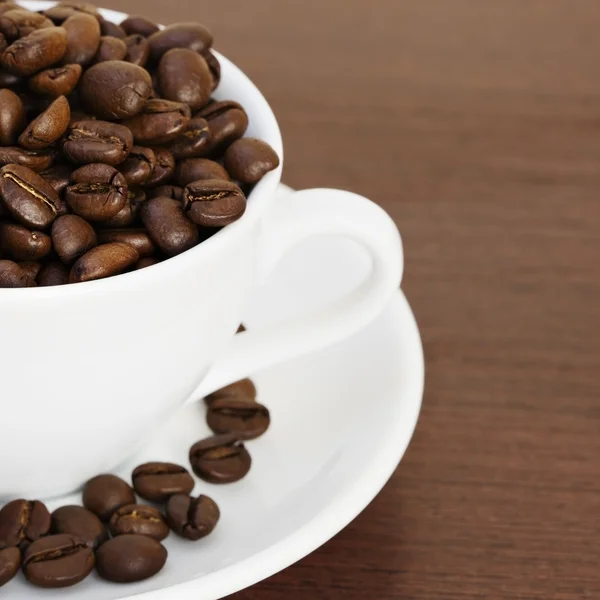 Kopje koffie bonen op een tafel — Stockfoto