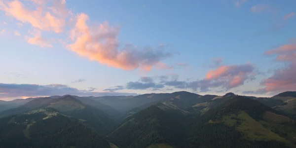 曇りがちな山の夕焼け — ストック写真
