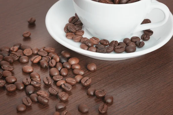 Tasse Kaffeebohnen auf einem Tisch — Stockfoto