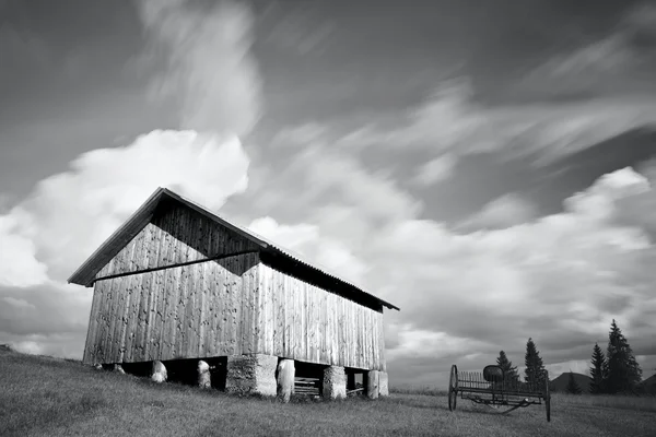 Чорно-біле фото покинутого дерев'яного будинку — стокове фото