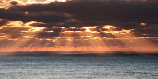 Mar nublado nascer do sol — Fotografia de Stock