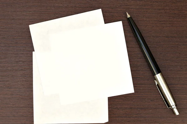 Бумажная записка с ручкой — стоковое фото