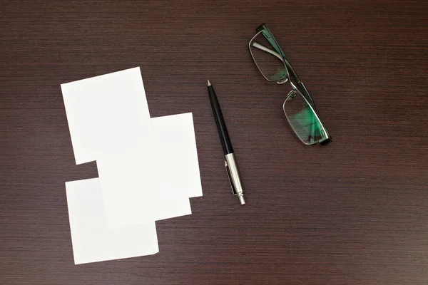Nota de papel com caneta e óculos — Fotografia de Stock