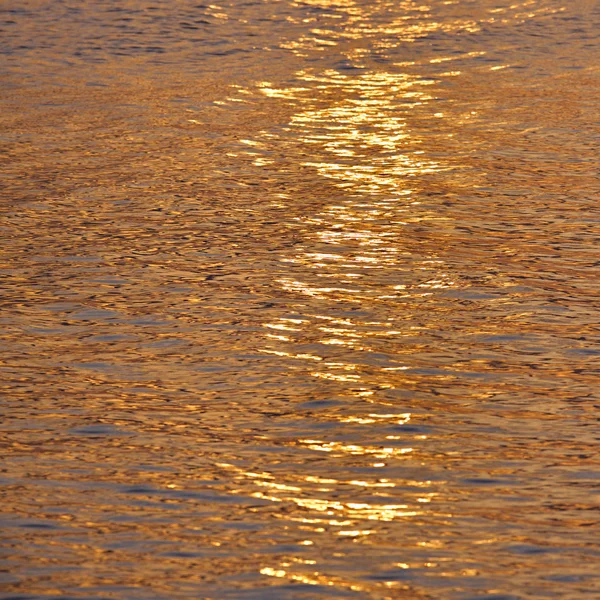 Abstrakt gyllene reflektion på vatten — Stockfoto