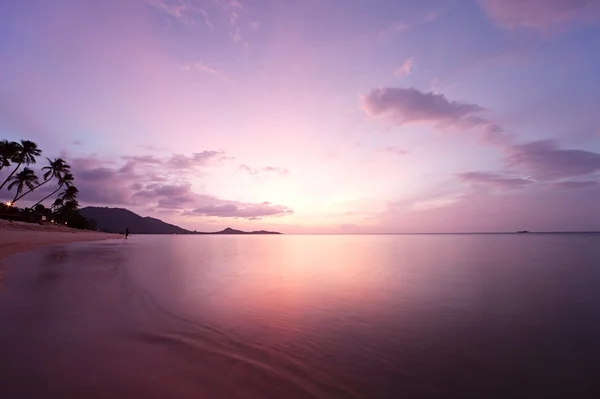 Sonnenaufgang am tropischen Strand — Stockfoto