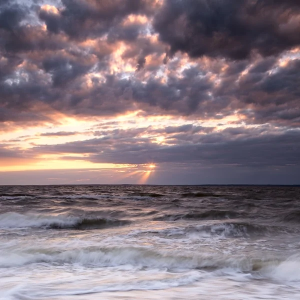 Bewolkt zonsondergang zeegezicht — Stockfoto