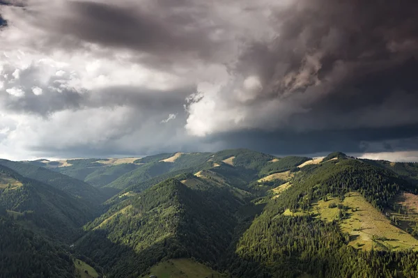 Bulutlu bir gün dağ Vadisi — Stok fotoğraf