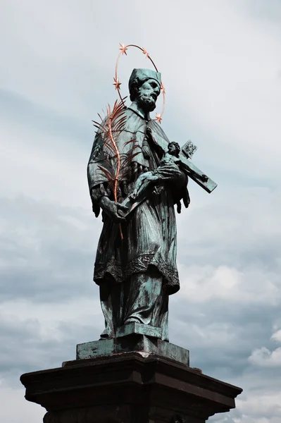 Socha svatého Jana Nepomuckého na Karlově mostě — Stock fotografie