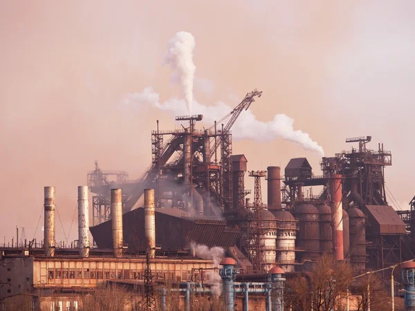Metallurgische werken met rook — Stockfoto