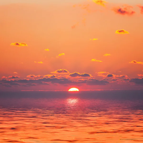 Rode zonsopgang op de Oceaan — Stockfoto