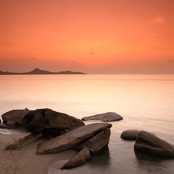 Восход солнца на скалистом море — стоковое фото