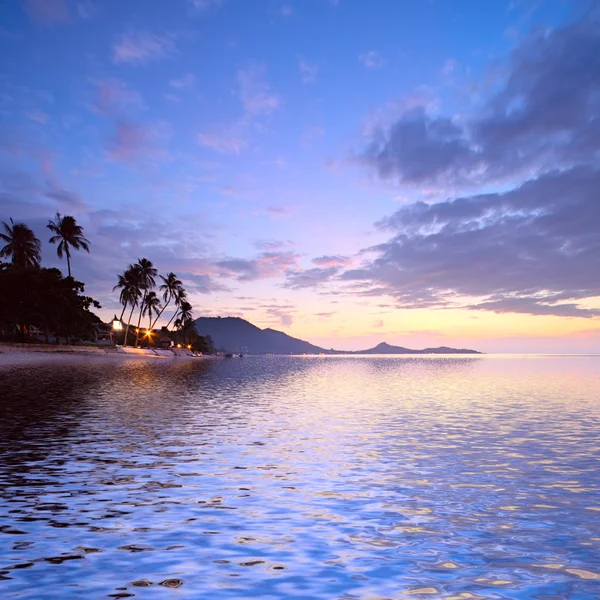 Zonsopgang op tropisch strand — Stockfoto