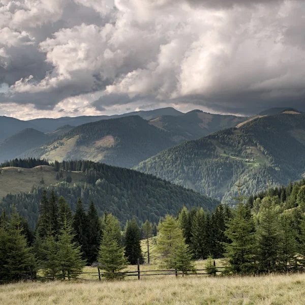 Гірська Долина перед дощ — стокове фото