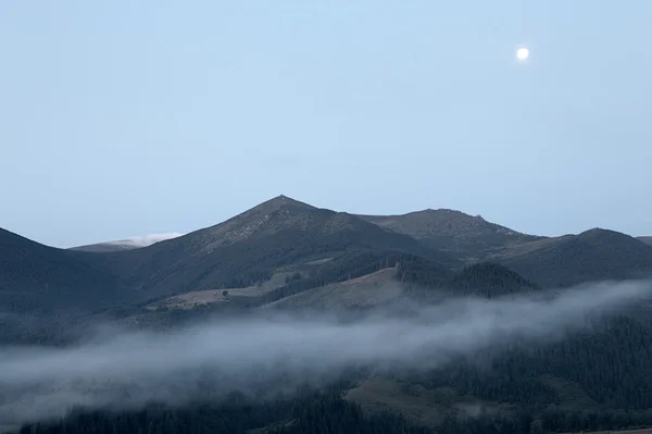 カルパティア山脈下の満月 — ストック写真